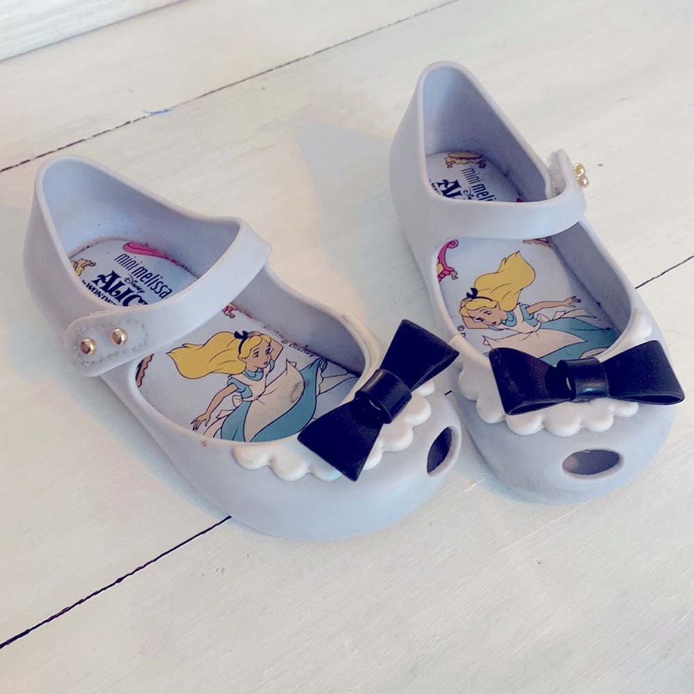 Mini Melissas Alice in wonderland. Size 7. Some wear. Smells good.